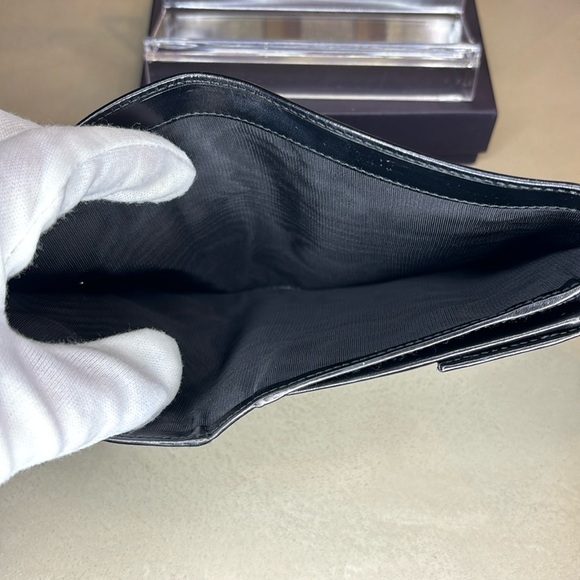 PRADA | ✨NEW✨ Trifold Leather Wallet in Black - Picture 9 of 14
